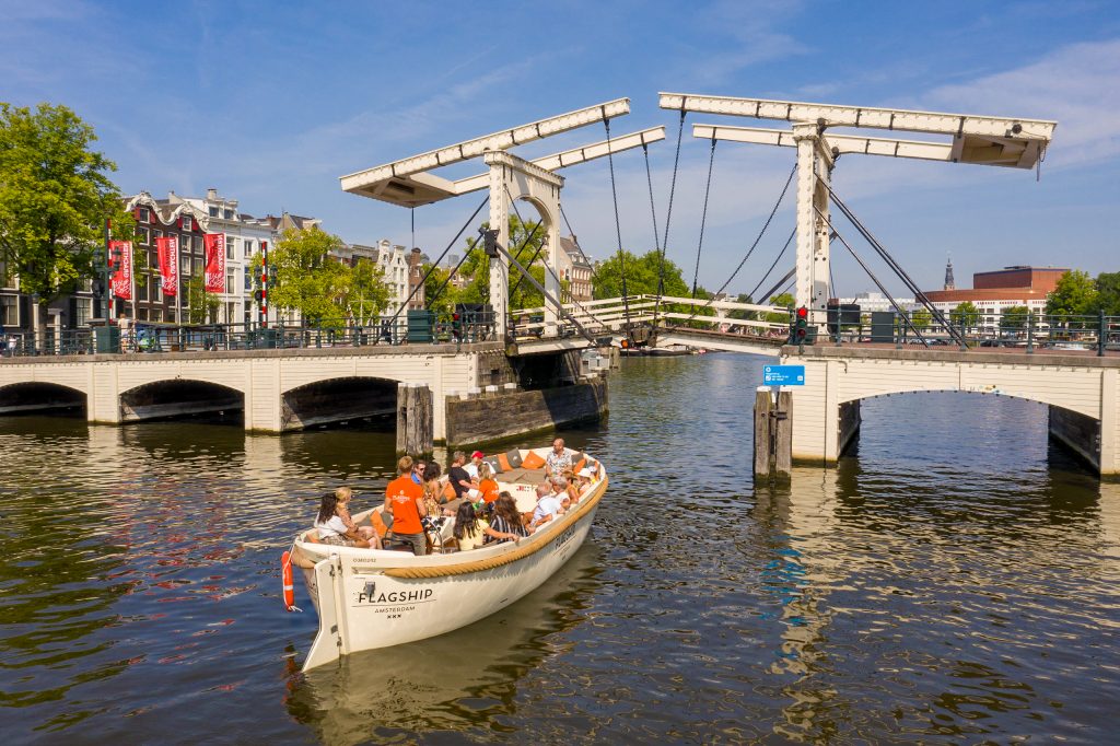 Amsterdam uitjes vrijgezellenfeest Amsterdam bierfiets beerbike pizzaboot pizza boat cruise amsterdam sightseeing